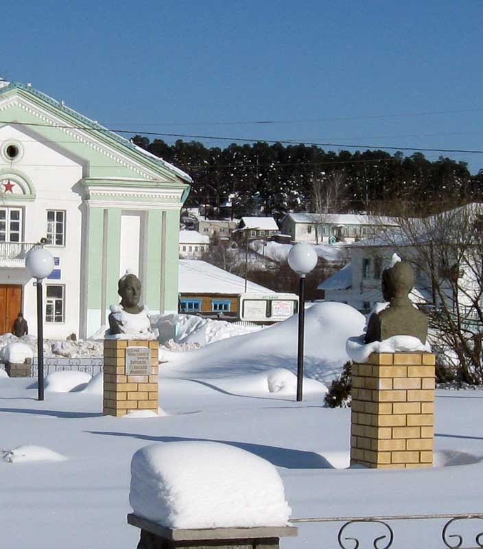 Зимний скверик, бюсты героям