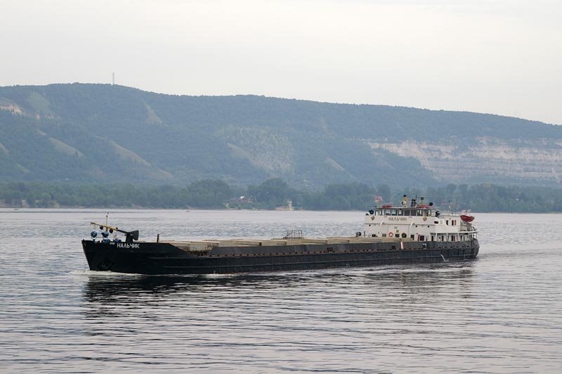 Сухогруз "Нальчик" следует вверх / Dry-cargo ship "Nalchik" is sailing up the Volga river (05/08/2007)