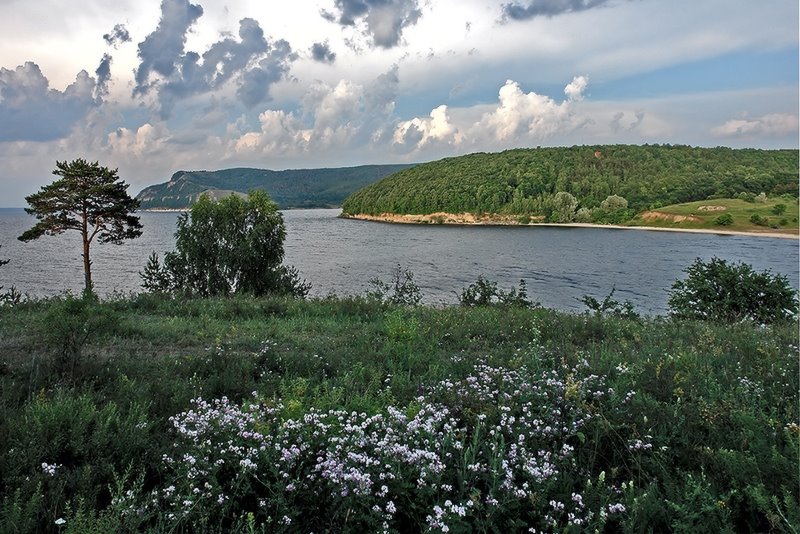 Вид на Молодецкий курган с Кургана Лепешка, Куйбышевское водохранилище, Самара (Kind on the MOLODETSKIY barrow from the LEPESHKA Barrow, Kuibushevskoe water basin, Samara)