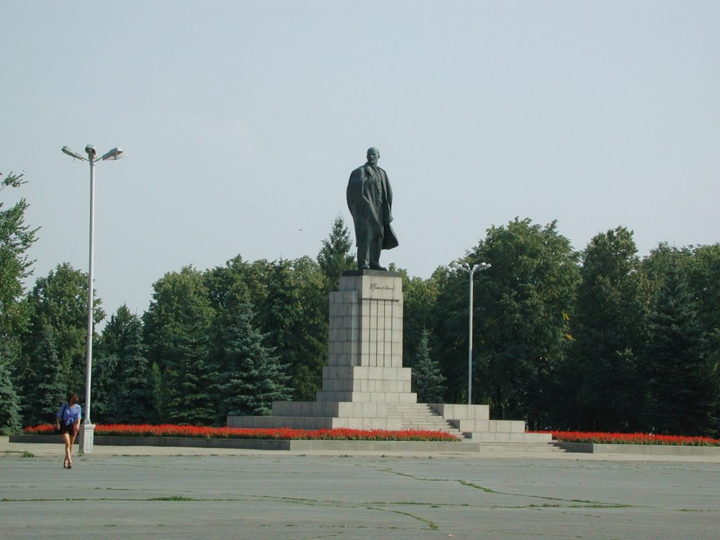 Памятник В.И.Ленину (август 2001г.)