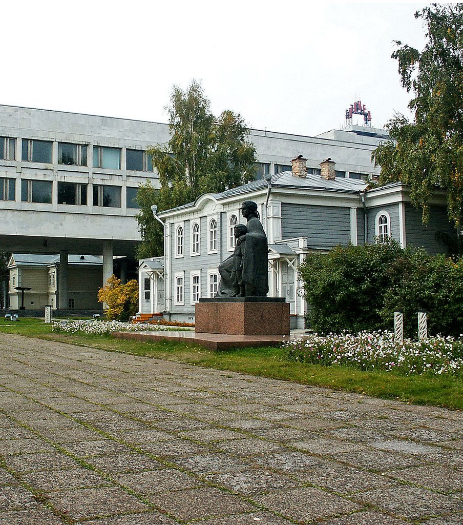 Памятник Володе Ульянову с матерью в Ульяновске
