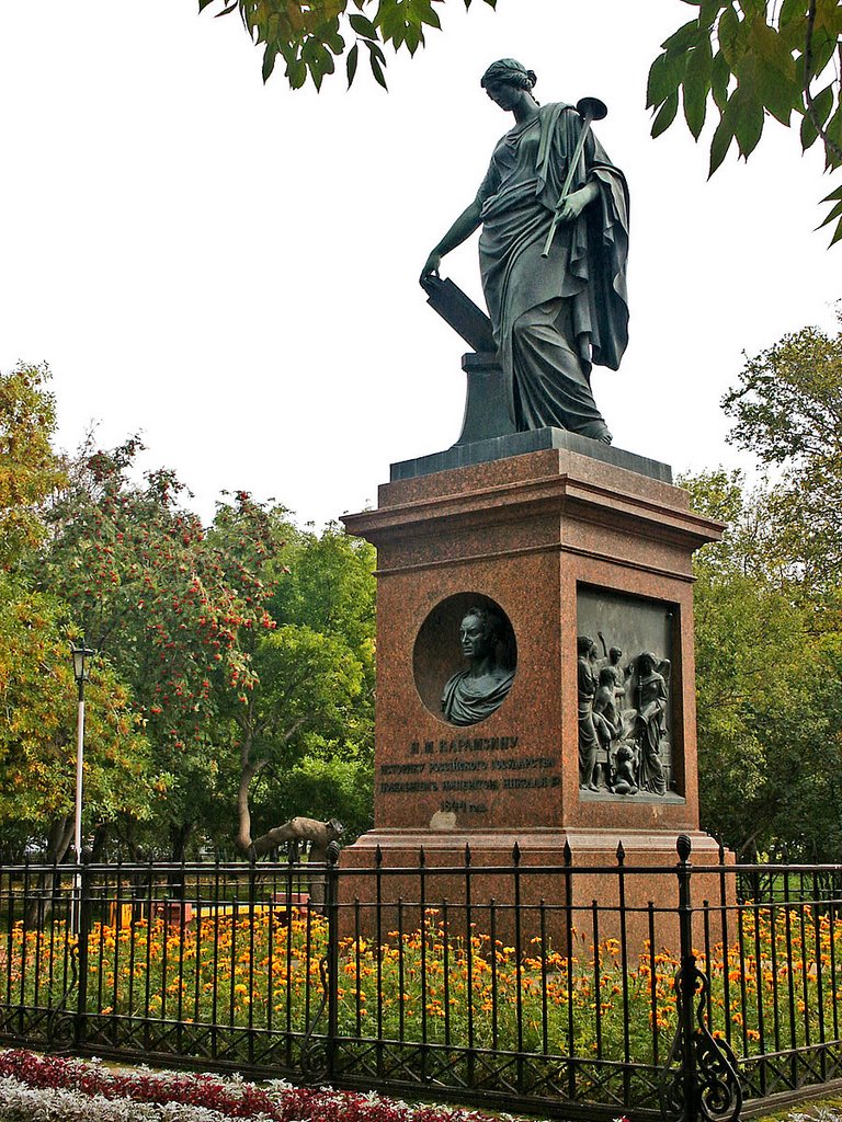 Памятник H.М.Карамзину в Ульяновске