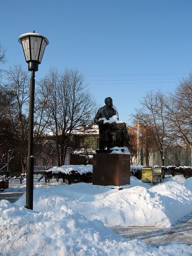Памятник Гончарову в сквере