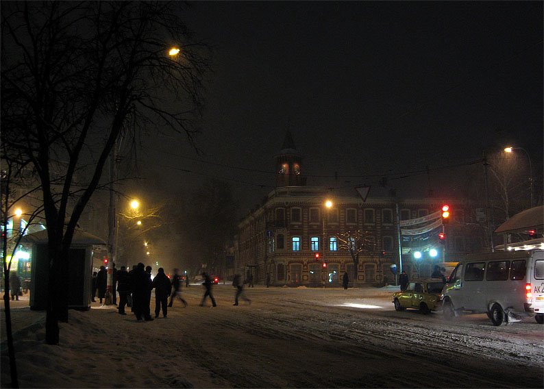 Перекресток улиц Гончарова и Ленина (зима, вечер)