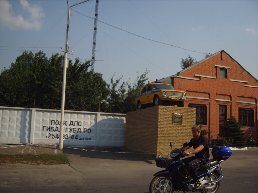 Увековеченный автомобиль ВАЗ-2101. Подобная окраска кузова была у автомобилей ГАИ СССР.