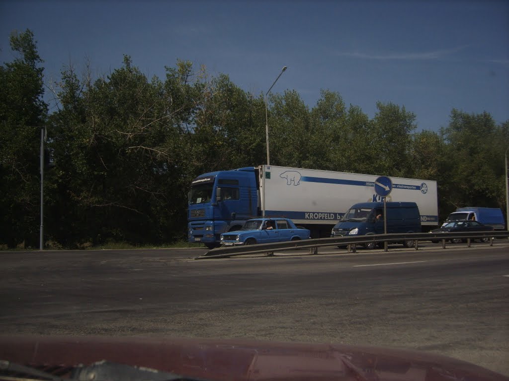 Сине-белые автомобили и знак (12 авг. 2008).