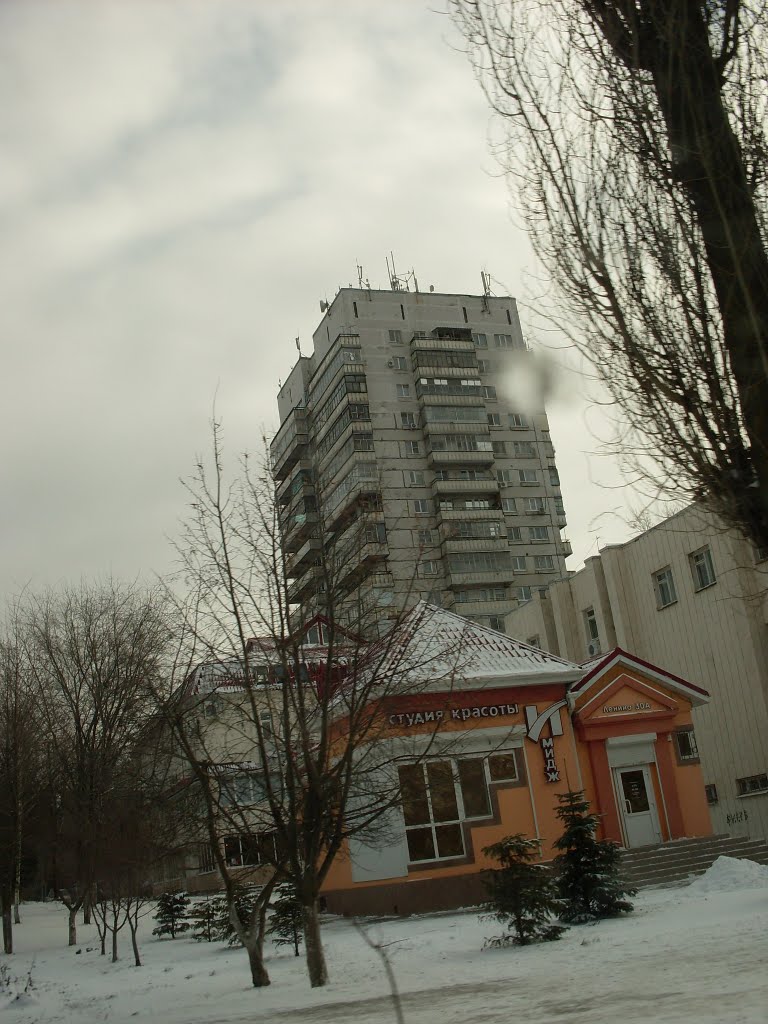 17-этажка грозно возвышается над студией красоты "Имидж". 17/01/2010.