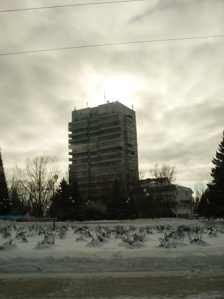 17-этажка. Вид через площщадь перед Администрацией.