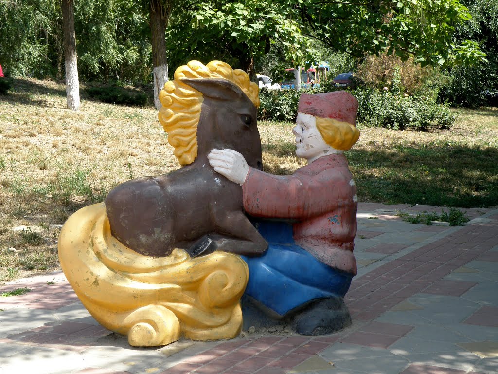 Aksay. Figures near Sadovaya 18 a. Аксай. Фигуры около дома 18а по ул. Садовая.