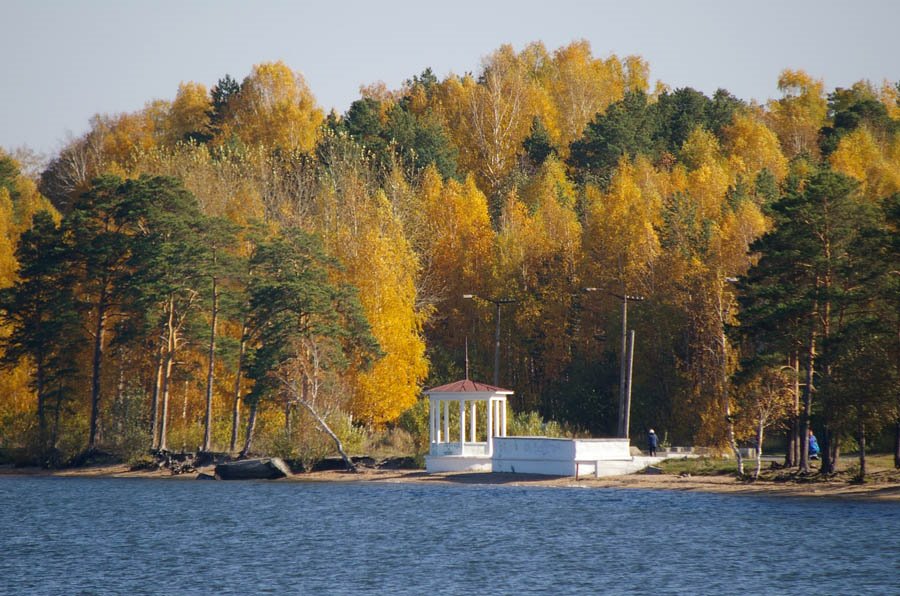 Беседка на берегу озера Синара / The bower on a coast of the lake Sinara (04/10/2007)