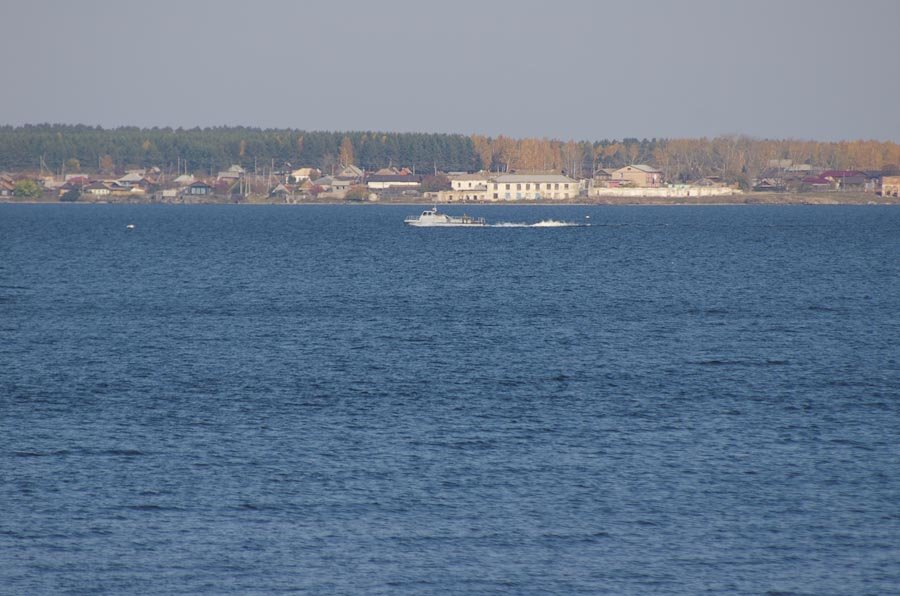 Вид на озеро Синара, посёлок Воздвиженка Каслинского района и катер охраны / View of the lake Sinara and the settlement Vozdvizhenka of Kasli area and a boat of the coast guard (04/10/2007)