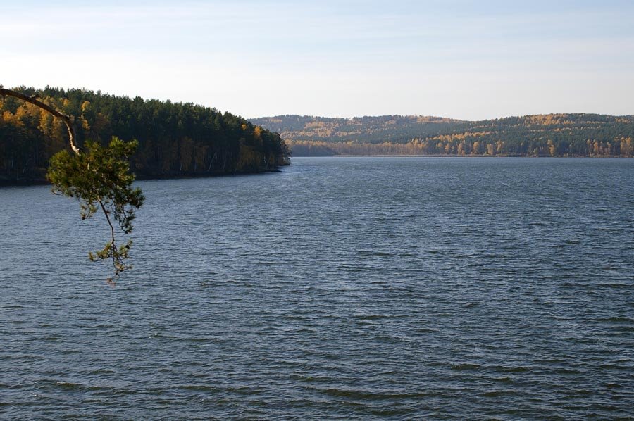 Вид на озеро Синара, горы / View of the lake Sinara and the Ural mountains (04/10/2007)