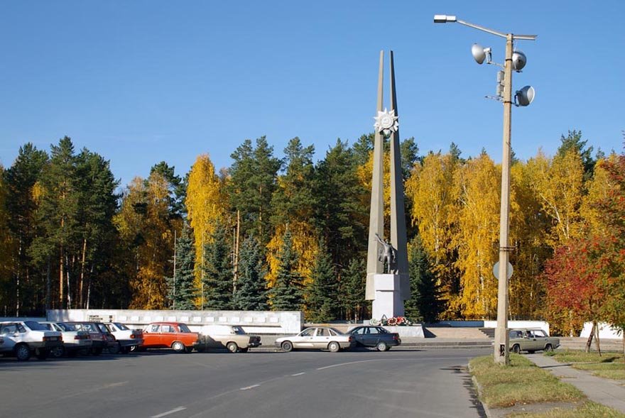 Памятник воину-освободителю и ансамбль площади Победы / Monument to the soldier-liberator and view of the ensemble of the Victory Square (04/10/2007)