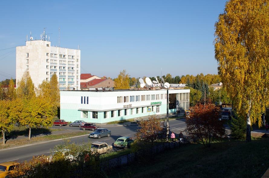 Вид на улицу Ленина и здания "Челиндбанка" и гостиницы "Снежинка" / View of Lenin street and buildings of "Chelindbank" and the hotel "Snowflake" (in background) (04/10/2007)