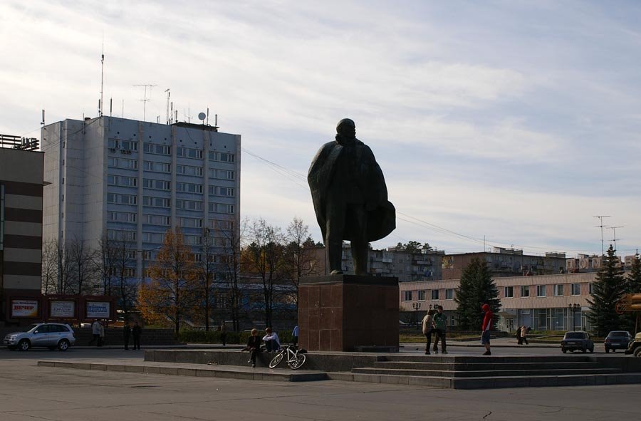 Памятник Владимиру Ильичу Ленину на площади Ленина, на заднем плане - гостиница "Снежинка" и Дом связи / Monument to Vladimir Lenin on the Lenin square, on a background - the hotel "Snowflake" and the House of communication (05/10/2007)