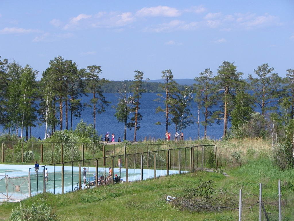 Вид со стадиона на теннисный корт и озеро 04.06.2005