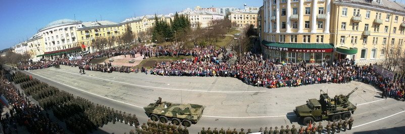 Трехгорный военный парад на площади