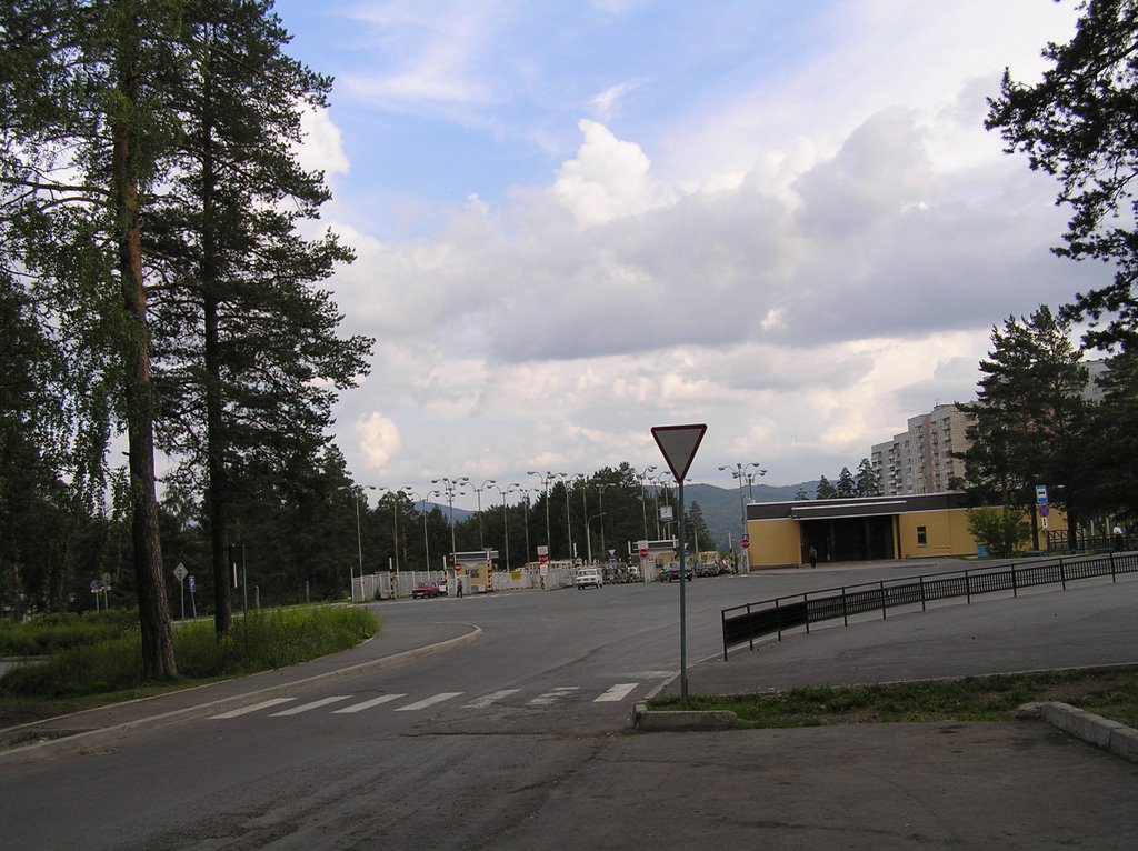Въезд в город Трехгорный