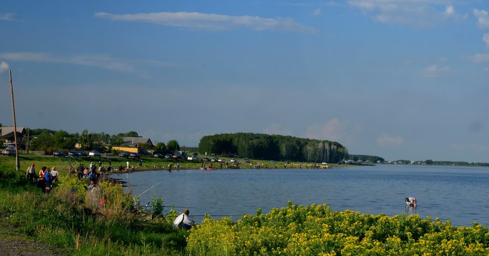 Fishermen on the lake