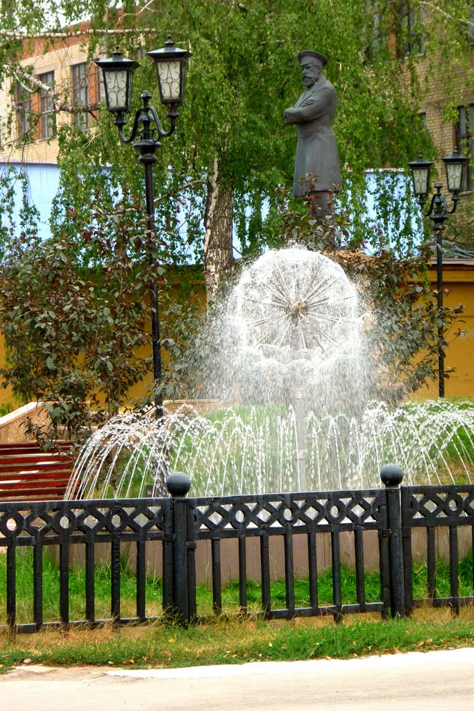Основатель АМЗ в фонтане