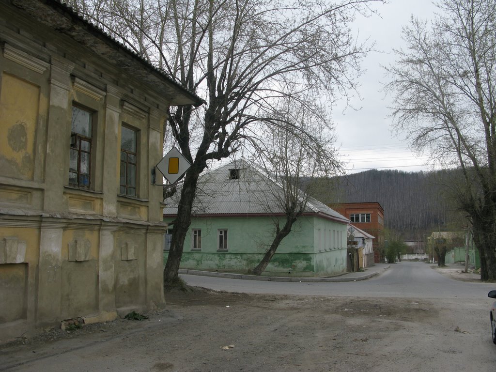 Залтоуст. Оболденный знак "Главная дорога". // www.abCountries.com