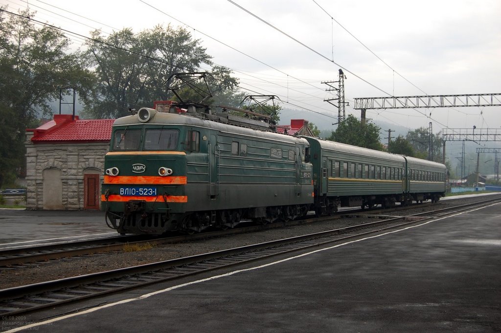 Укороченный электровоз ВЛ-10 на станции Миасс — старый вокзал / Modified Locomotive VL-10 at Miass Stary Vokzal railway station