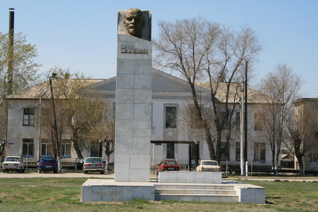 Ленин наЖД площади п.Варна