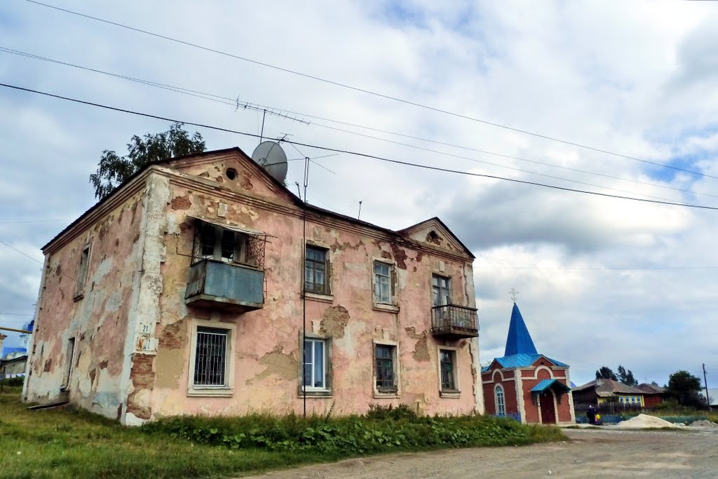 Верхний Уфалей. Облезлый дом и часовня со святым источником "Аптечный ключик".