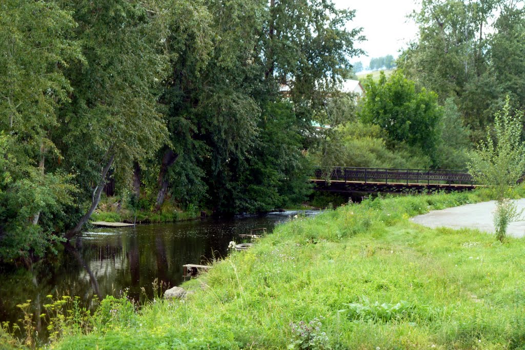 Верхний Уфалей. Пешеходный мост через реку.