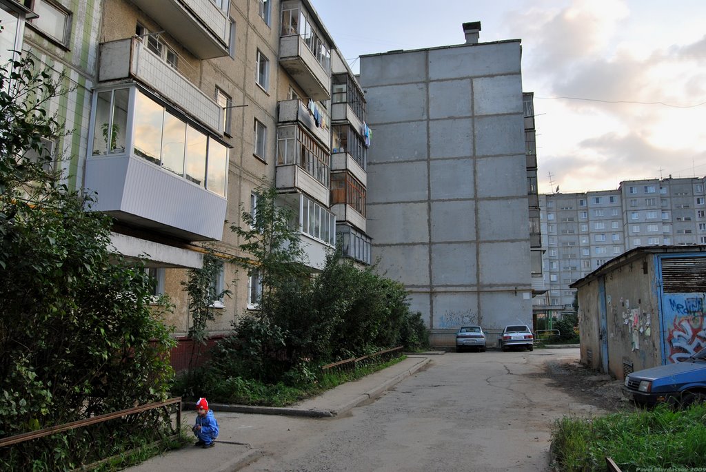 Возле дома 8