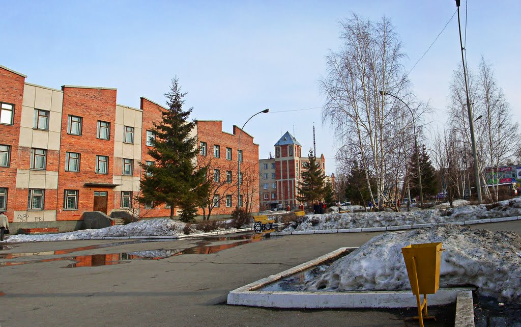 Школа, а за ней здание полиции