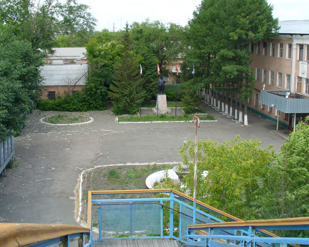 Вид с пешеходного моста на заводоуправление и Ильича