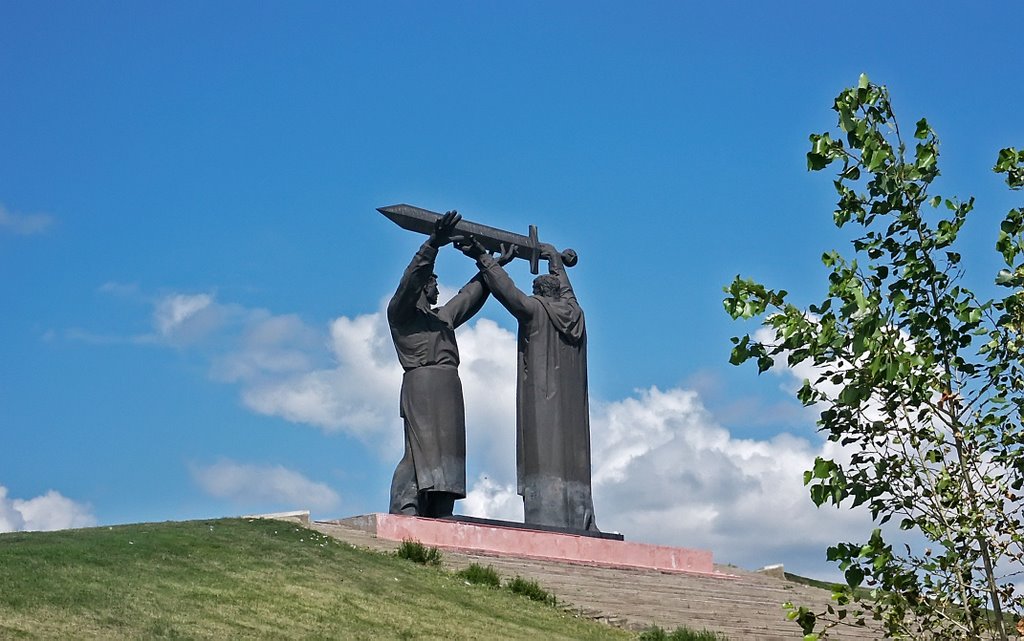 Монумент "Тыл-Фронту" в Магнитогорске