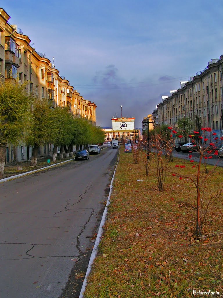 Вид на Дворец Культуры имени Орджоникидзе (View on Palace of culture of name Ordjonikidze)