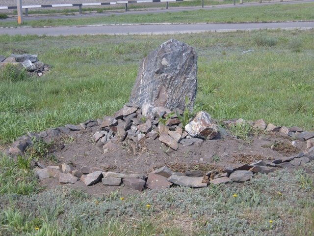 Менгир из обогащённой плутониевой руды, воздвигнутый в честь покровителя Троицка - св. Джа Бурхана Йоруба-Зулу XIII, основателя религии тормашистов (ну это если  кто не знает...)