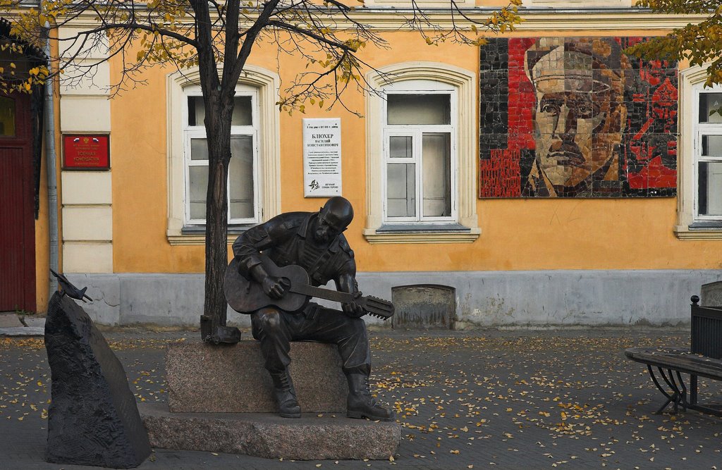 Kirov street, singer Rozenbaum