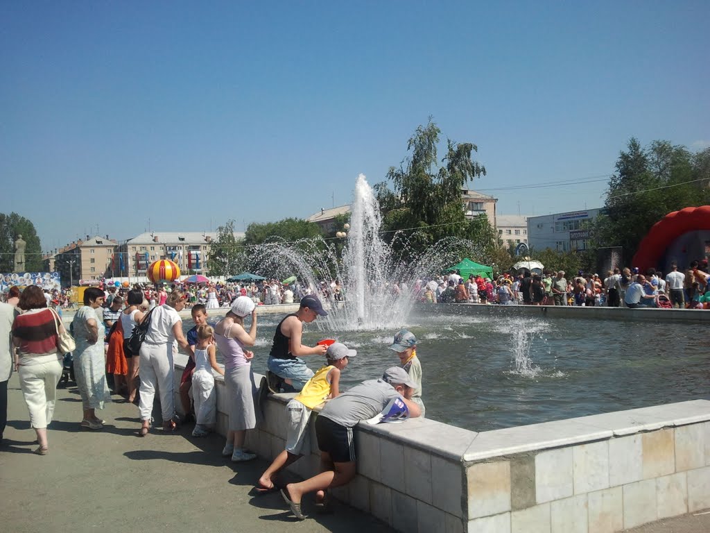 Дунь города 2011 г. у фонтана
