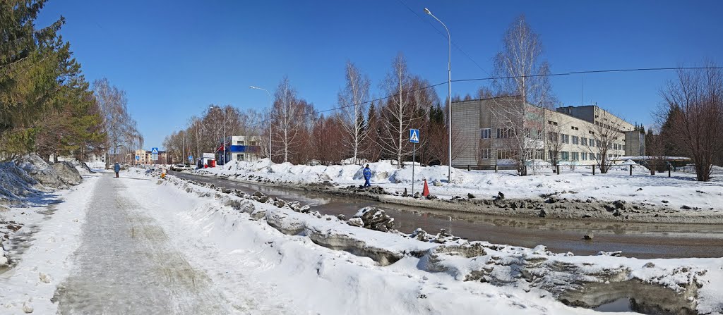 у поликлиники