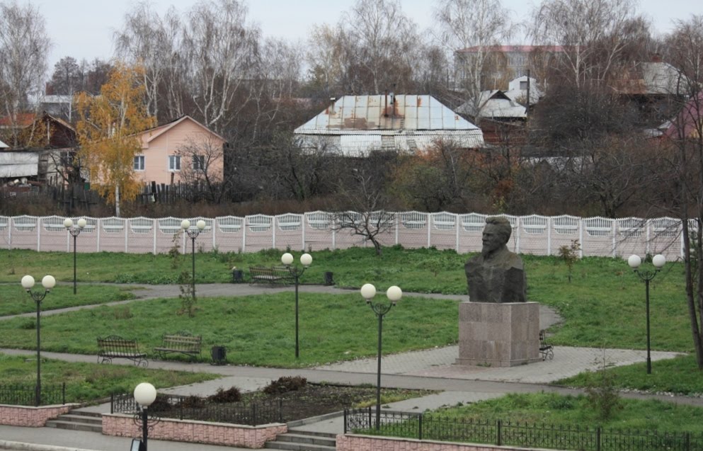 Памятник М.И.Калинину напротив ж/д вокзала