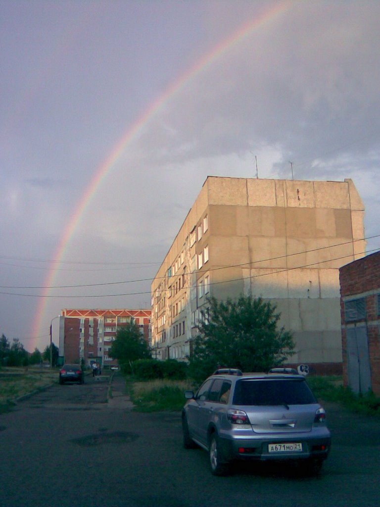 Радуга и 28 дом по улице Машиностроителей (фото сделано телефоном).