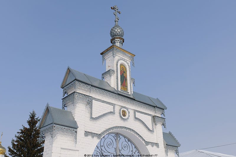 Украшение ворот в Тихвинский монастырь.