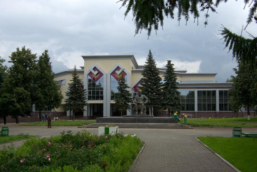 Вид на Национальную библиотеку Чувашской республики и памятник чувашскому просветителю Ивану Яковлеву / View of the National library of the Chuvash republic and the monument to the Chuvash educator Ivan Yakovlev (03/07/2008)