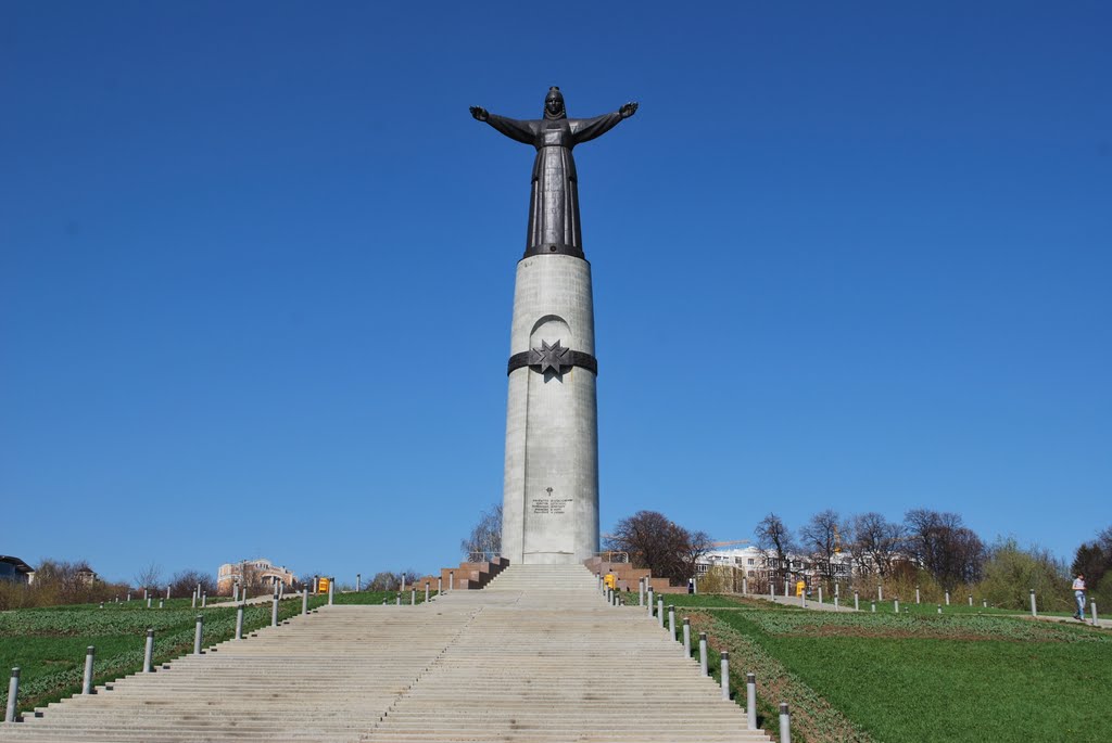 Чебоксары. Монумент Матери-Покровительнице.  Cheboksary.The Monument to the Mother-Protecting.