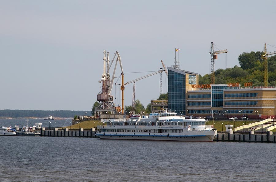 Теплоход "Бородино" у причала речного вокзала / M/s "Borodino" at a pier of the River station (13/08/2007)