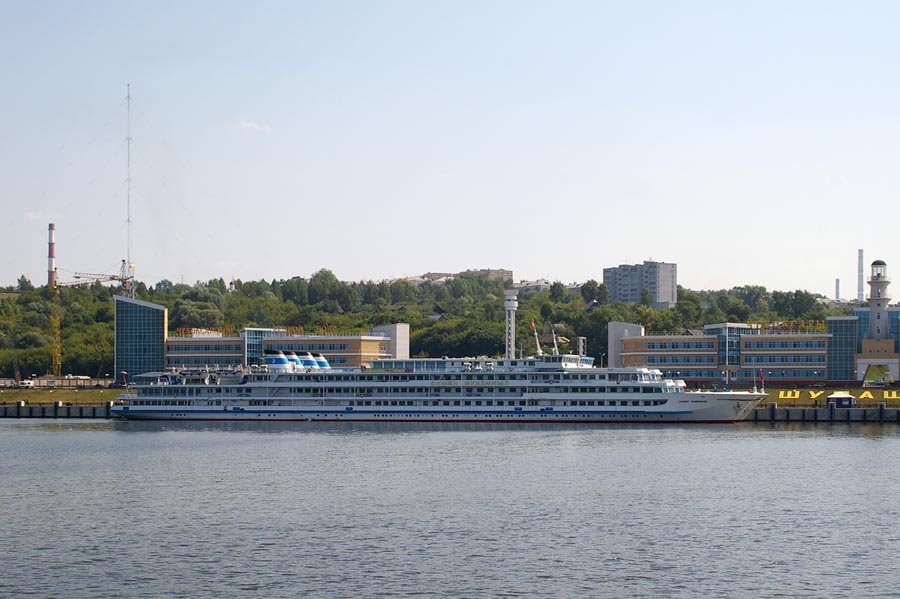 Теплоход "Семён Будённый" у причала Речного вокзала / M/s "Semyon Budyonniy" at a pier of the River station (14/08/2007)