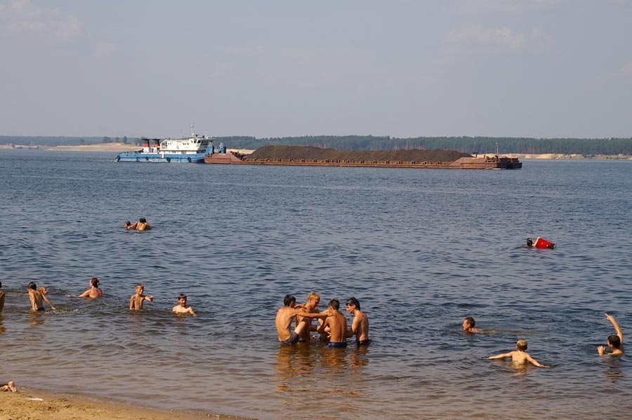 Буксир-толкач "Байкер" с баржей и отдыхающие / The tow-pusher "Biker" with a barge and resting people (14/08/2007)