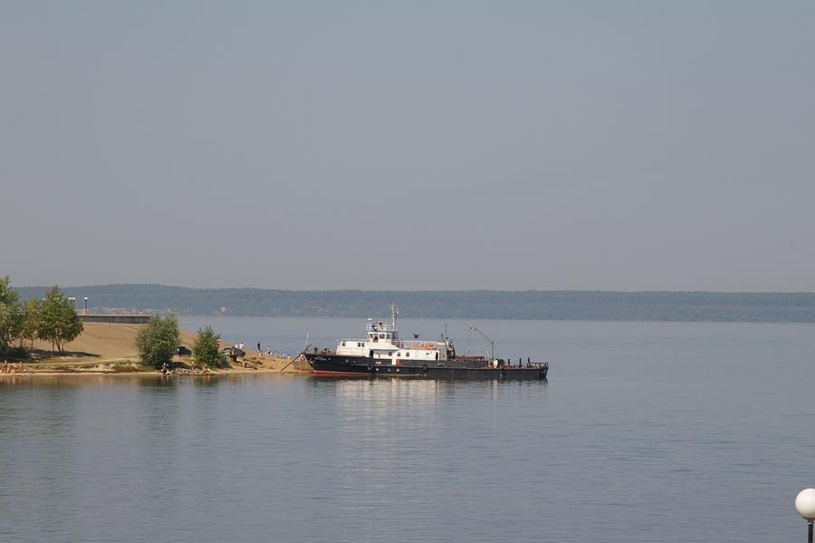 Катер бакенной службы "Инженер Матусевич" у старого пирса / Boat of the navigating service "Engineer Matusevich" at an old pier (15/08/2007)