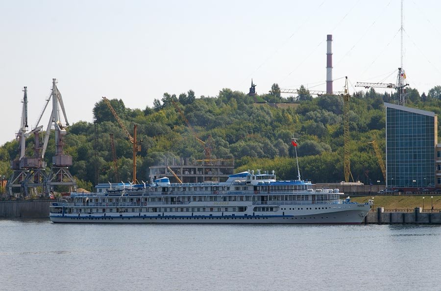 Теплоход "Рылеев" у причала Речного вокзала / M/s "Ryleyev" at a pier of the River station (16/08/2007)