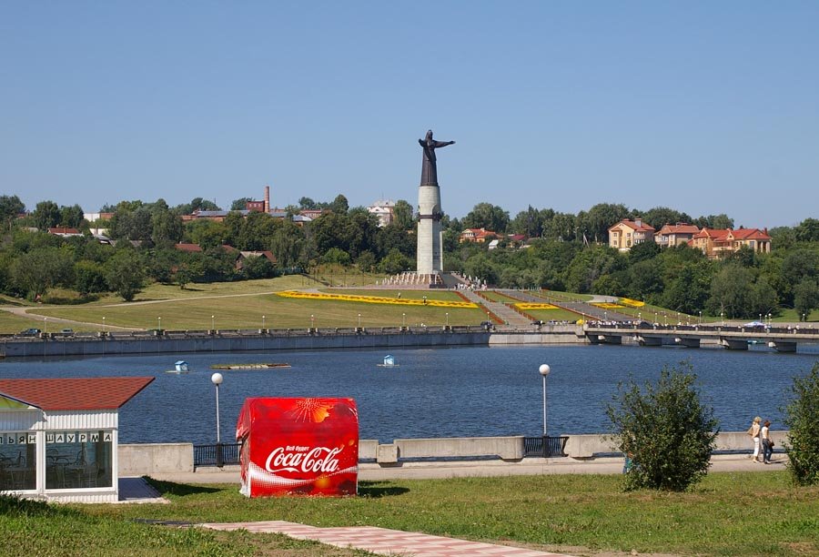 Вид на Залив и памятник Матери-Покровительнице чувашского народа / View of the Gulf and the monument to the Mother-patroness of Chuvash people (11/08/2007)