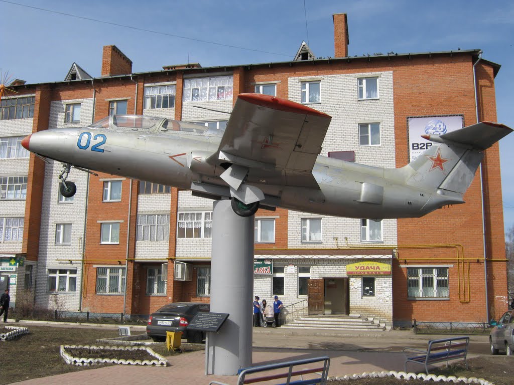 Постамент с самолётом Л-29  /  Pedestal with plane L-29